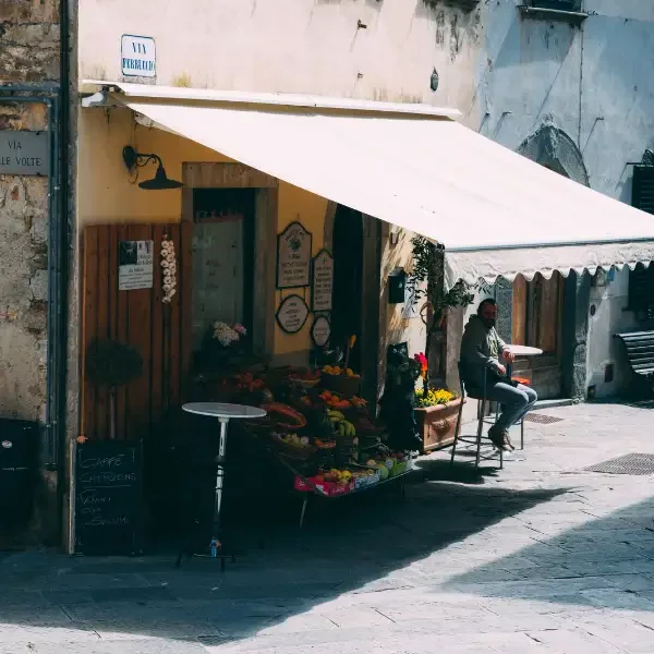 Markise in einer Gasse