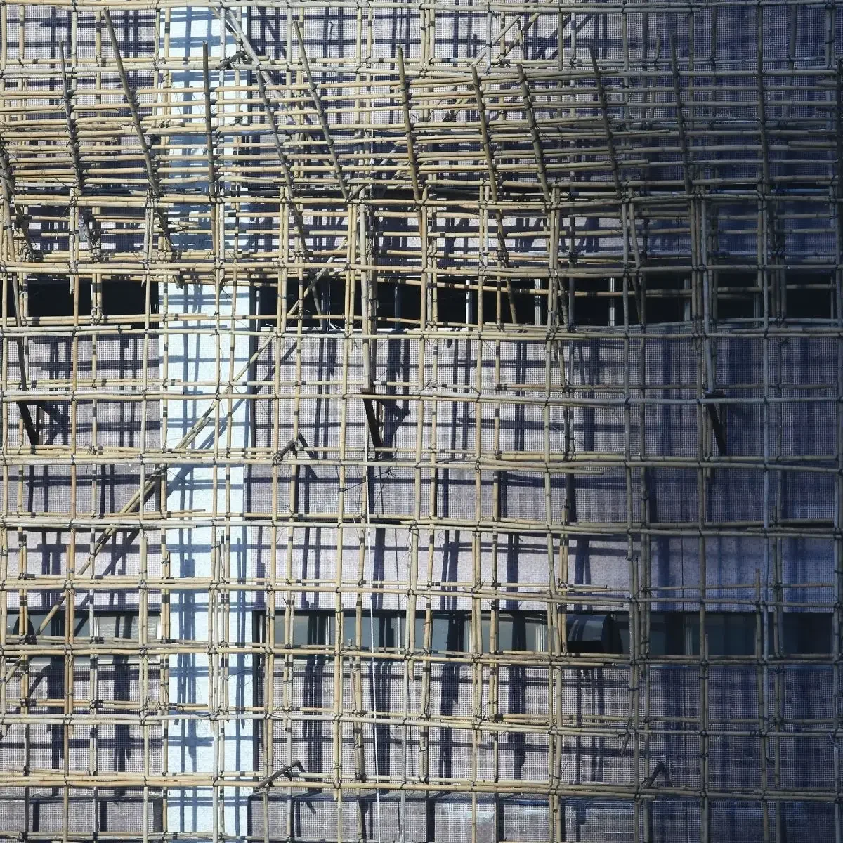 Bambusgerüst an einer Gebäudefassade