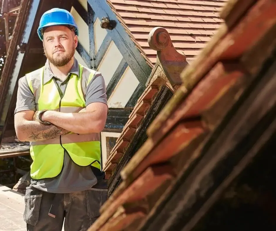 Dachdecker mit blauem Helm