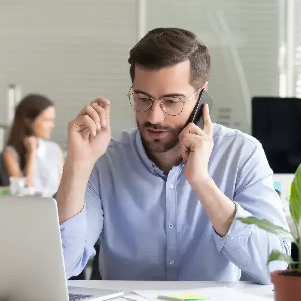 Mann am Empfang mit Telefon