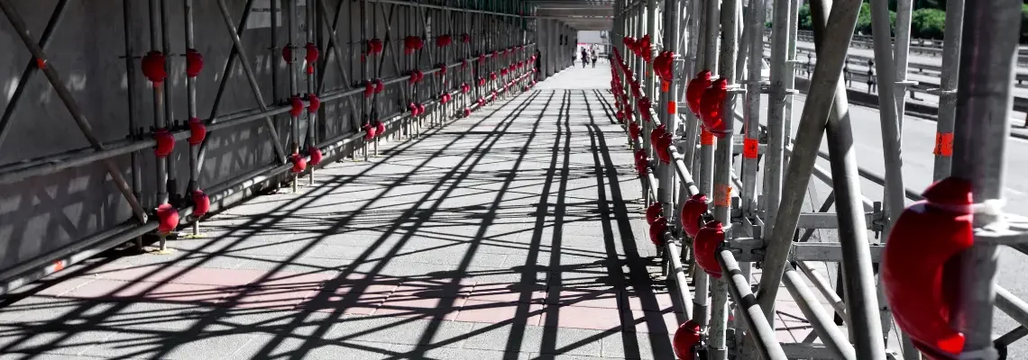 Passantentunnel mit Layher Gerüst