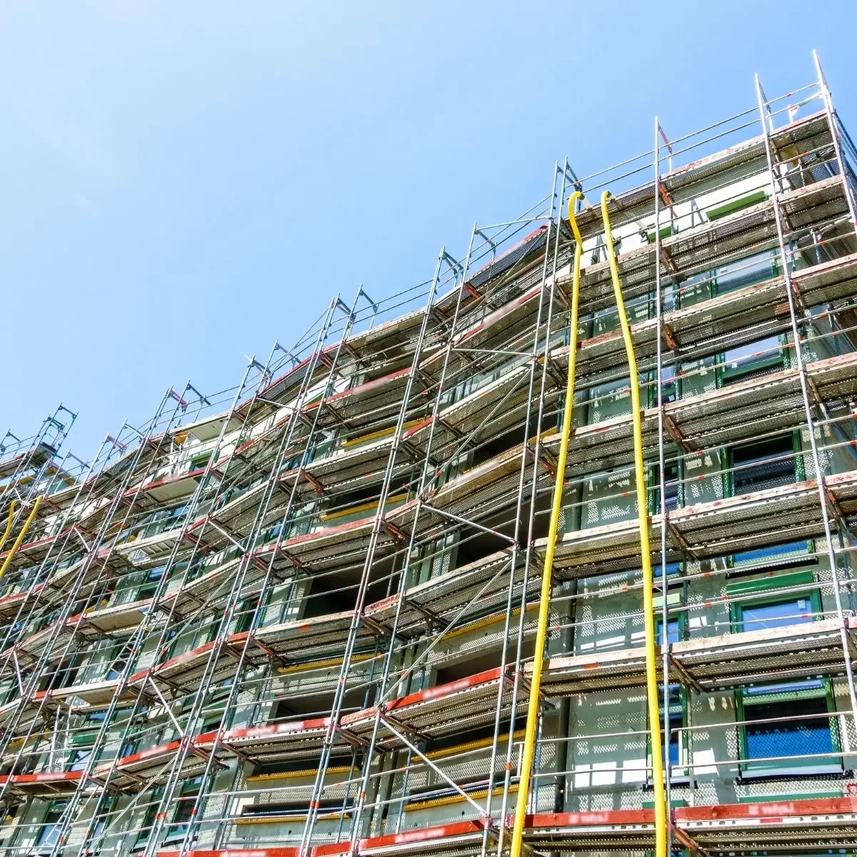 Gerüst mit Stahlböden an einer Fassade