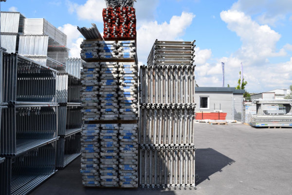 435,87 m² gebrauchtes Stahlgerüst mit gebrauchten Stahlböden