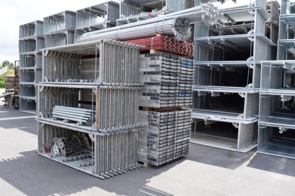 871,74 m&sup2; gebrauchtes Stahlger&uuml;st mit gebrauchten Robustb&ouml;den