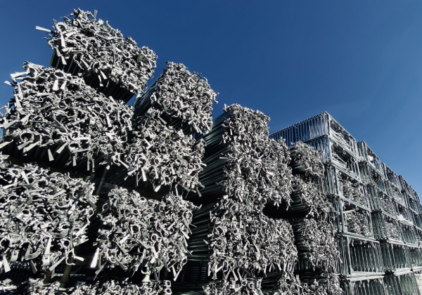 1041,34 m&sup2; neues Stahlger&uuml;st mit Holz-Ger&uuml;stbohlen