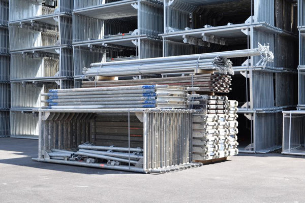 108,96 m² gebrauchtes Stahlgerüst mit gebrauchten Stahlböden