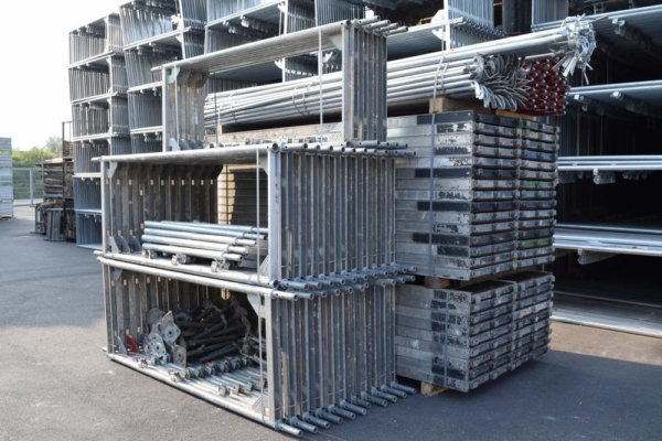 381,39 m² gebrauchtes Stahlgerüst mit gebrauchten Stahlböden