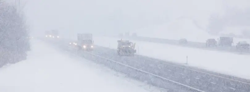 Straße mit einem Schneesturm