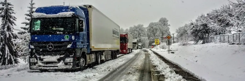 LKW im Schneesturm stehend